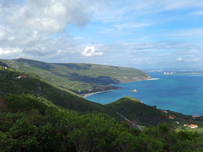 gleich südlich von Lissabon, an der Costa Azul, erstreckt sich die Serra da Arrábida, ein Naturschutzgebiet mit Adlern und Wildkatzen; ganz hinten der bekannte Ferienort Setúbal