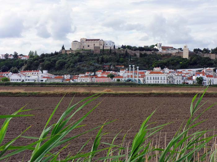 ... erhebt sich die Festung von Alcácer do Sal - ...