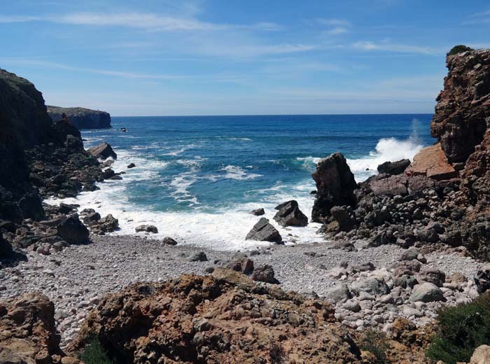 ... wo sich am Cabo Pontal bei Carrapateira wilde Felsküsten ...