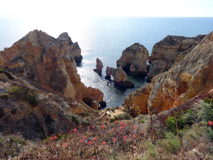hinter Lagos bilden die bizarren ockerfarbenen Sandsteinfelsen der Ponta da Piedade ...