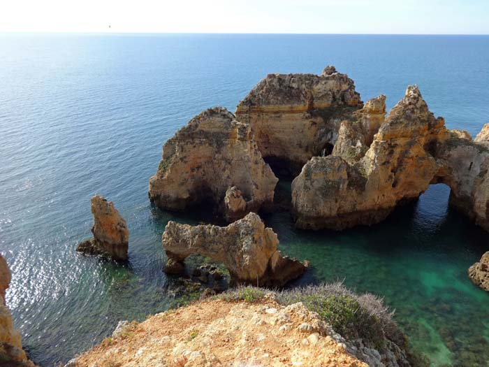 ... einen unbeschreiblichen Kontrast zum türkisen Wasser der Algarve