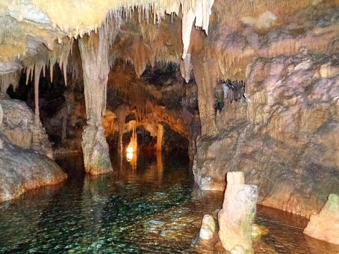 die schönsten Höhlenteile sind mit einem künstlichen Durchbruch verbunden und können auf eine Länge von ca. 3 Kilometer besichtigt werden