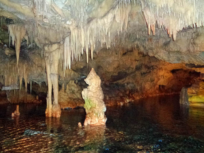 ... hinüber in die benachbarte Glifádahöhle, die durch einen unterirdischen Fluss mit dem Meer verbunden ist