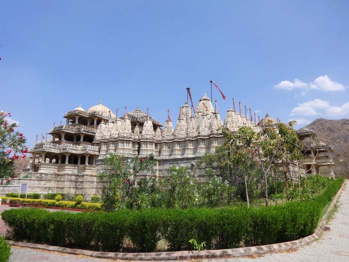der Adinath-Tempel ist der wichtigste der drei berühmten weißen Jain-Tempel von Ranakpur