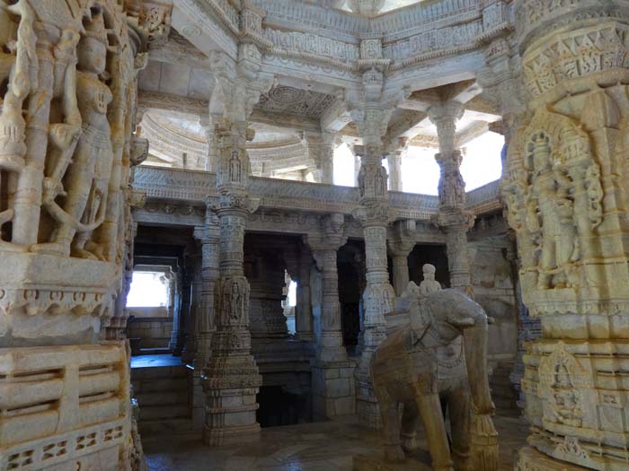 in beinahe jeder indischen Stadt findet man einen oder mehrere Jain-Tempel, die durch ihre unglaublich reichhaltigen Ornamente auffallen