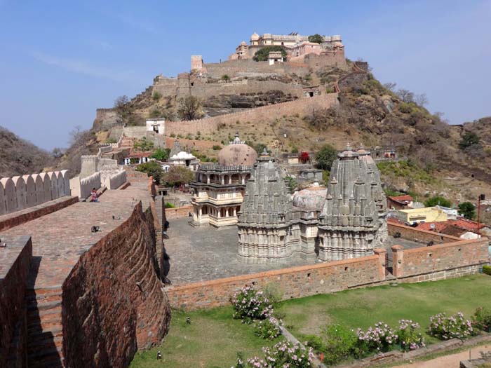 im Widerstreit der Fürstentümer von Udaipur und Jodhpur ließ Rana Kumbha insgesamt 32 Forts errichten, unter denen Kumbhalgarh als das stärkste gilt