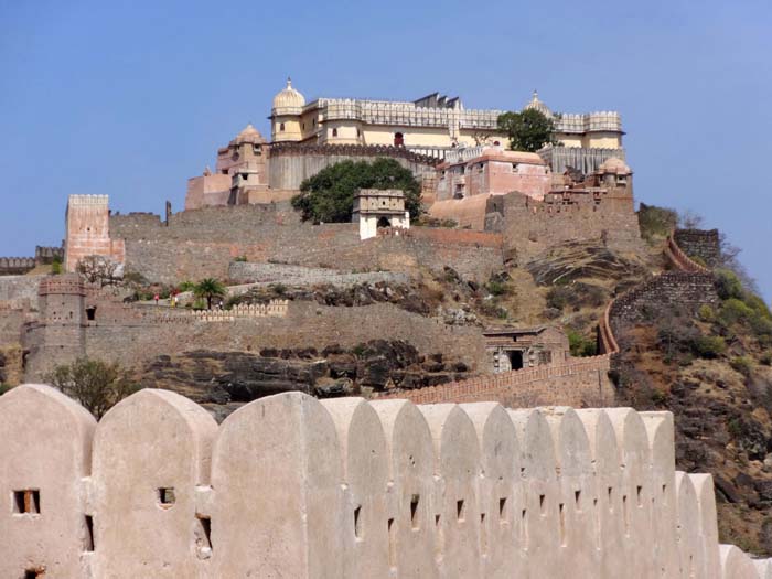 hinter zahlreichen Mauern und wehrhaften Toren wurde ganz auf der Spitze des Berges, in 1100 m Höhe, erst im 19. Jh. der Badal Mahal (Wolkenpalast) gebaut