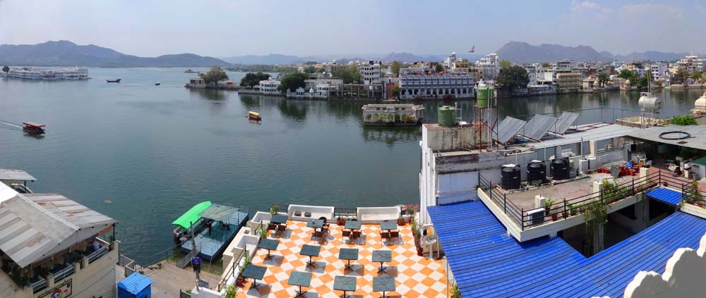 knapp 100 km weiter südsüdöstlich ein völlig anderes Bild: die Stadt Udaipur am Picholasee