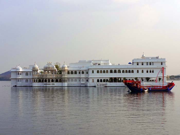 gleich gegenüber auf einer kleinen Insel im See: das Hotel Taj Lake Palace, Indiens berühmtestes Luxushotel, mit illustren Gästen wie Königin Elizabeth, dem Schah von Persien oder Jacqueline Kennedy. Auch Szenen des James-Bond-Films „Octopussy“ wurden hier gedreht