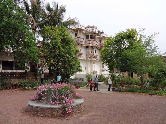 40 km östlich von Chittaurgarh - über der alten Ortschaft Bijaipur gelegen - ein Beispiel für die vielen preiswerten Hotel-Palastforts Rajasthans