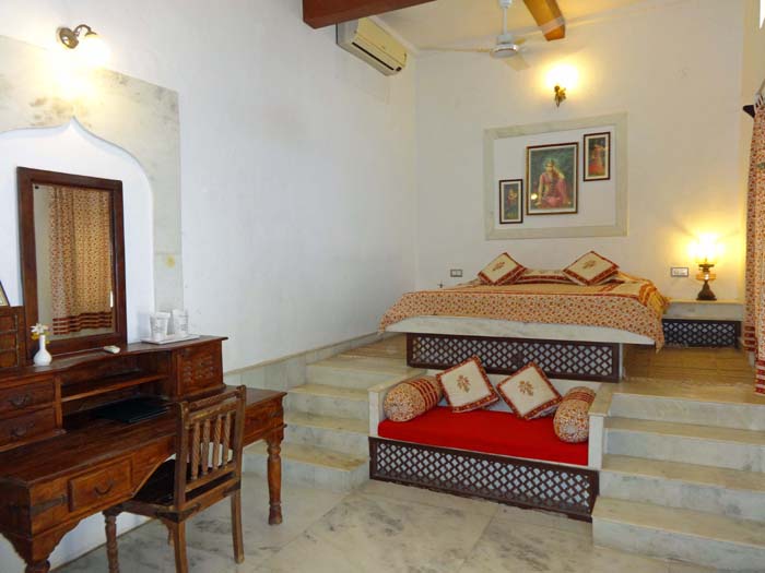 im 500 Jahre alten Haus werden Zimmer in verschiedener Ausstattung mit Halbpension um ca. 60 - 80 € angeboten