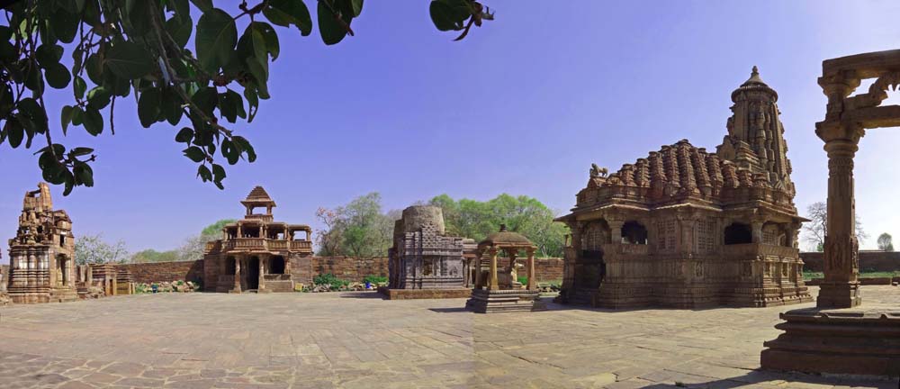 noch etwas weiter im Osten die kleine Tempelstadt Menal, ein Zentrum des Shiva-Kults aus dem 8. - 12. Jh.