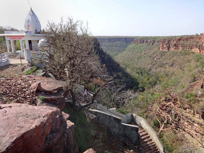 gut 20 km vor der noch unbekannten Beinahe-Millionenstadt Kota hat der Chambal eine Miniaturausgabe des Grand Canyon in die Landschaft gefressen