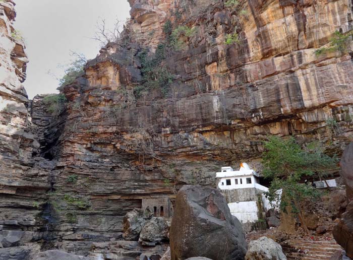 knapp über dem nur kletternd erreichbaren Schluchtgrund der Geparnath-Tempel von 1569; der heilige Platz mit hohen Wasserfällen zur Regenzeit wurde von Shiva-Pilgern aber schon 1000 Jahre vorher besucht