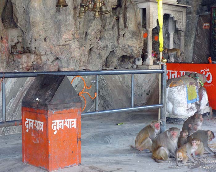 hoch oben am Fuß der linken Felswand ein von Affen bevölkerter Shivatempel