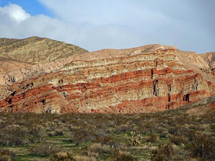 ... erscheinen zu beiden Seiten des Antelope Valley Freeway (California State Route 14) farbenfrohe Felsformationen