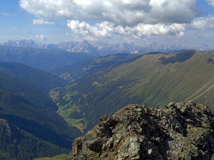 Gipfelblick auf Winkeltal und Dolomiten