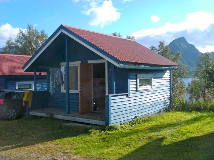 Hyttas - in Norwegen unter Campern und Bergsteigern die beliebteste und weitaus preisgünstigste Form der Übernachtung in festen Gebäuden; hier am Campingplatz Sandsletta an der NW-Küste von Austvågøya