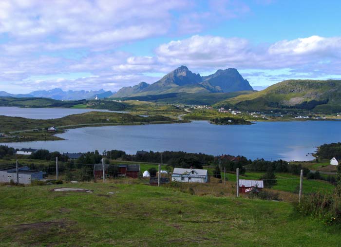 auf Vestvågøya findet sich der flachste Teil des Archipels; Blick v. NW auf die Ländereien um Bøstad und Borge