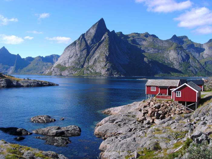 ein Vorgeschmack zu unserer Tour auf den Reinebringen: Blick von der kleinen Insel Hamnøya auf die Fjordlandschaft um Reine