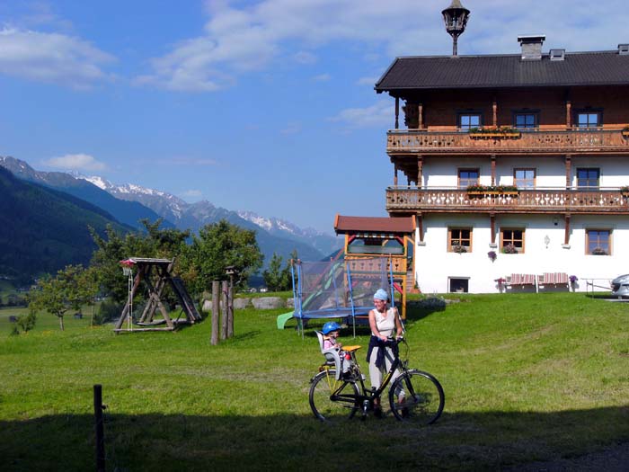 wir brechen  vom Peilberghof bei Hollersbach auf, Ronja sitzt erstmals auf einem Fahrrad