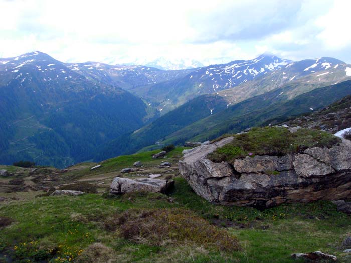 ... in Richtung Schöntaljoch; Blick nach SSW in den Mühlbach Talschluss, links Wildkogel, rechts Frühmesser, dahinter der wolkenverhangene Alpenhauptkamm 