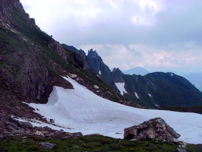 auf der Höhe des Schöntaljochs; es folgt ein kurzer Abstieg nach N auf die Tiroler Seite, ...