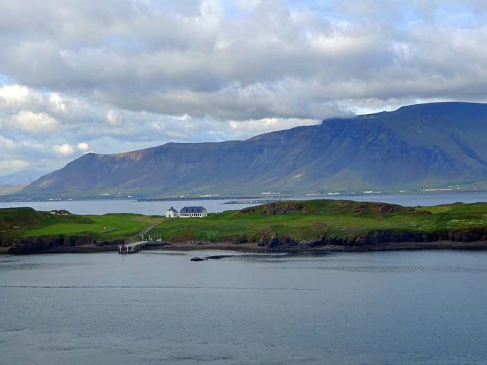 bei der Einfahrt in den Hochseehafen von Reykjavik passiert man die Doppelinsel Viðey; bis vor 9000 Jahren unter Wasser gelegen, beherbergte sie im Mittelalter ein bedeutendes Augustinerkloster und ist heute ein beliebtes Wandergebiet vor den Toren der Hauptstadt                          