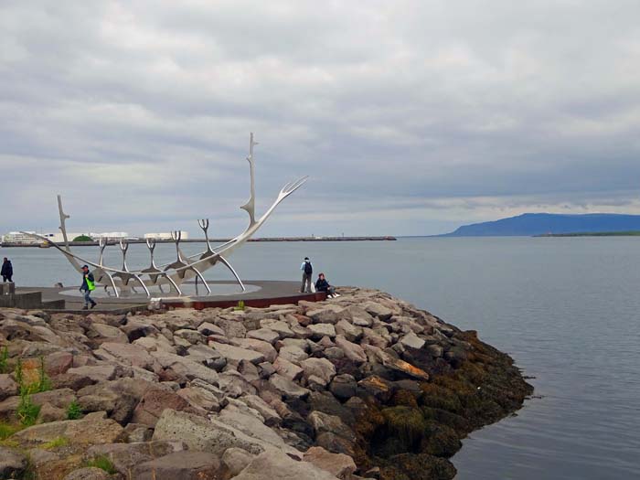 ein 15 m langes Wikingerschiff des Reykjaviker Künstlers Jon Gunnar Arnason erinnert an die abenteuerlichen Entdeckungsfahrten der Nordleute