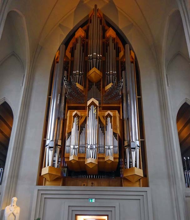 ... das durchgehende Weiß des modern-gotischen Inneren soll an die Gletscherregionen erinnern; die Orgel (5275 Pfeifen, 72 Register) stammt übrigens aus einer Bonner Werkstätte                               
