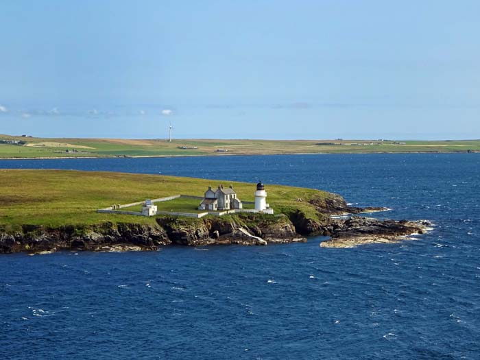 ein typisches Bild von den Orkneys: der Leuchtturm von Helliar Holm auf einem unbewohnten kleinen Eiland vor der Insel Shapinsay an der Ostseite des Archipels