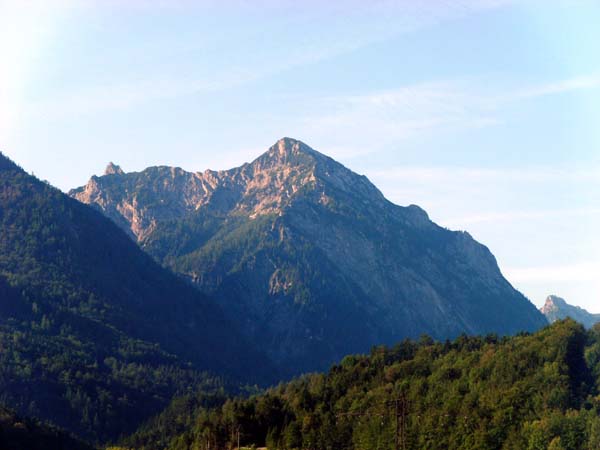 der Rinnkogel von NNO (Weißenbach); der Anstieg führt über den obersten Teil des W-Grates (rechts)