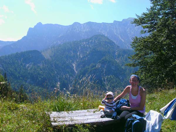 auf ca. 1300 m ein bequemer Rastplatz unweit der Rinnstüberl-Jagdhütte; im Hintergrund Wilder Jäger und Gamsfeld