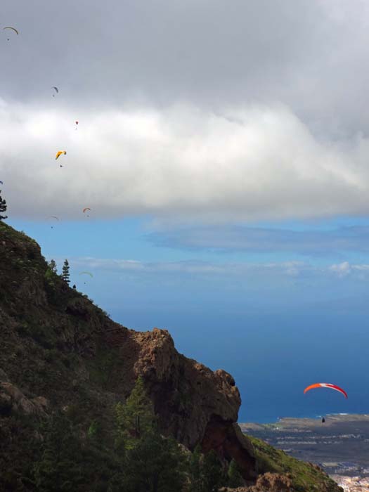 ... in einen Platz voll von buntem Treiben: nicht der höchstgelegene offizielle Paraglider-Startplatz der Insel (der befindet sich beim Observatorio de Izaña, fast 2400 m über der Ostküste), aber einer der beliebtesten