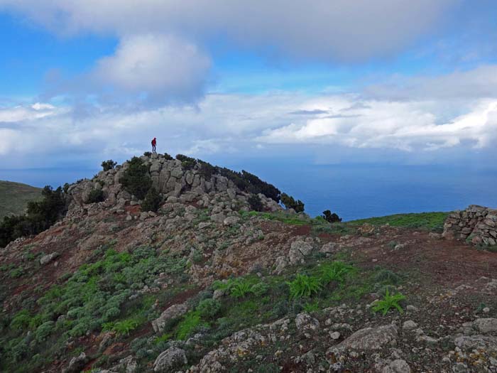 noch etwas weiter nördlich liegt diese kleine Gipfelkuppe (Roque del Toscon? Die Kartenwerke sind sich nicht ganz einig); von hier kann man auch über Teno Alto (keine Busverbindung) auf altem, steingepflasterten Camino durch archaische Landstriche bis hinunter zur Punta de Teno gelangen - eine der beliebtesten Wanderungen auf diesem Teil der Insel