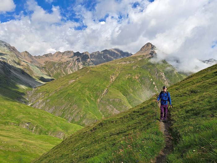 ... verziehen sich die Nebel; Blick gegen WNW ins Karbachtal und den langen Südgrat zur Daberspitze, rechts Hohes Kreuz ... verziehen sich die Nebel; Blick gegen WNW ins Karbachtal und den langen Südgrat zur Daberspitze, rechts Hohes Kreuz