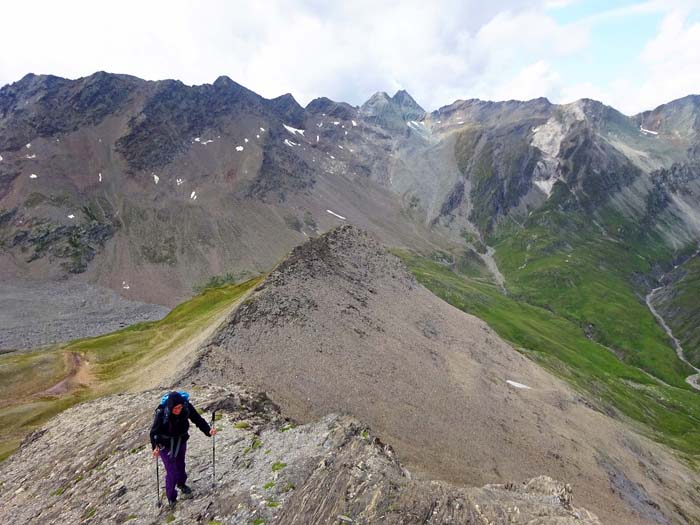 der weitere Anstieg am eigentlichen SW-Grat, dem Weg des Erstersteigers Ludwig Purtscheller (anno 1896) ist großteils etwas bröcklig und wird heutzutage nur mehr selten begangen der weitere Anstieg am eigentlichen SW-Grat, dem Weg des Erstersteigers Ludwig Purtscheller (anno 1896) ist großteils etwas bröcklig und wird heutzutage nur mehr selten begangen