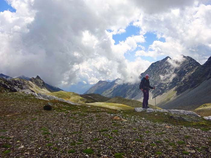 an der Südkante der Sentenböden gegen Trojeralmtal und den Auslauf des Panargenkamms; von hier steigen wir ... an der Südkante der Sentenböden gegen Trojeralmtal und den Auslauf des Panargenkamms; von hier steigen wir ...