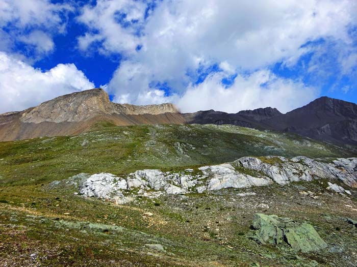 Rückblick auf die Rosenspitze, jetzt erkennt man den heute üblichen Normalweg in die Scharte zwischen den beiden Gipfeln Rückblick auf die Rosenspitze, jetzt erkennt man den heute üblichen Normalweg in die Scharte zwischen den beiden Gipfeln