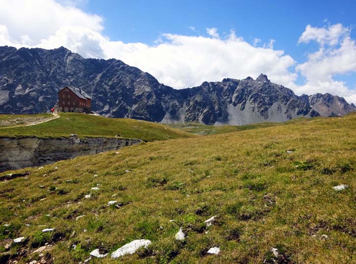 hinter der Hütte der düstere Panargenkamm: von links Alplesspitze, Panargenscharte, Keesegg und Panargenspitze hinter der Hütte der düstere Panargenkamm: von links Alplesspitze, Panargenscharte, Keesegg und Panargenspitze