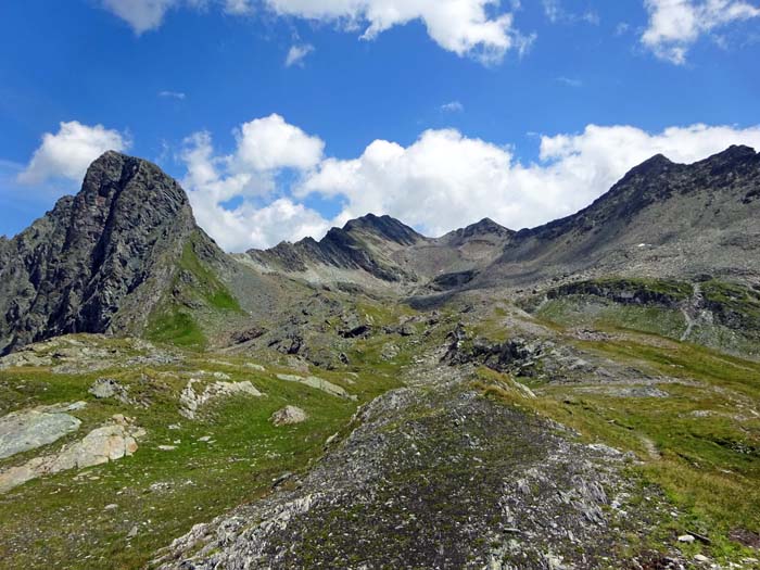 von der Bachlenke steigen wir links hinunter ins Großbachtal; in unserem Rücken ... von der Bachlenke steigen wir links hinunter ins Großbachtal; in unserem Rücken ...