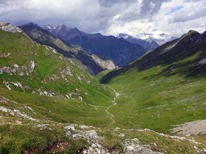 Tiefblick ins Großbachtal, rechts hinten das Gletscherdach des Großvenediger Tiefblick ins Großbachtal, rechts hinten das Gletscherdach des Großvenediger