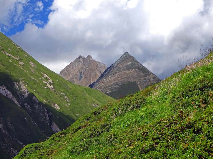 aus der sich verengenden Großbachschlucht ragen Quirl und Ogasilspitze (winterliche Besteigung s. Archiv) aus der sich verengenden Großbachschlucht ragen Quirl und Ogasilspitze (winterliche Besteigung s. Archiv)