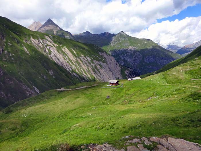 auf einem kleinen Wiesenplateau hoch über der Schlucht die Großbachalm auf einem kleinen Wiesenplateau hoch über der Schlucht die Großbachalm