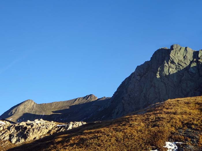 am Fuß der Grauen Wand beeindrucken die langen Morgenschatten des türmereichen Verbindungsgrats über die Reichenberger- zur Rosenspitze am Fuß der Grauen Wand beeindrucken die langen Morgenschatten des türmereichen Verbindungsgrats über die Reichenberger- zur Rosenspitze