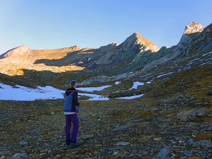 den größten Schatten wirft hier der nur wenig niedrigere, flachere Nordwestgipfel hinter der besonnten Pyramide des Hauptgipfels der Reichenberger Spitze den größten Schatten wirft hier der nur wenig niedrigere, flachere Nordwestgipfel hinter der besonnten Pyramide des Hauptgipfels der Reichenberger Spitze