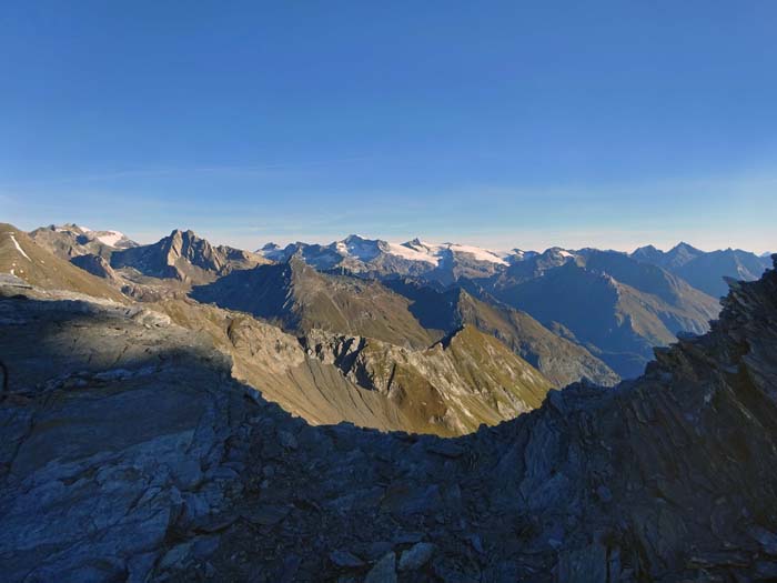 Prachtblick aus der flachen Schartenkehle auf den Großvenediger; von hier rechts hinauf ... Prachtblick aus der flachen Schartenkehle auf den Großvenediger; von hier rechts hinauf ...