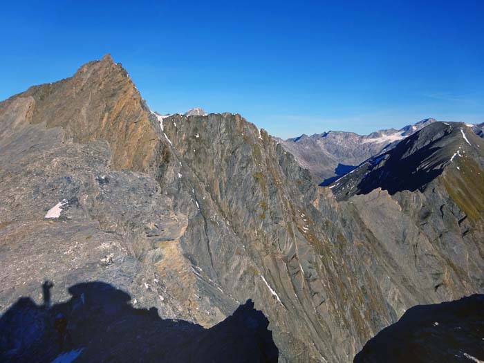 auf der scharfen Schneide sind wir Teil des Schattens geworden; Gipfelblick nach Nordwesten auf Rosenspitze und Großschober, dahinter halb versteckt Dreiherrnspitze auf der scharfen Schneide sind wir Teil des Schattens geworden; Gipfelblick nach Nordwesten auf Rosenspitze und Großschober, dahinter halb versteckt Dreiherrnspitze