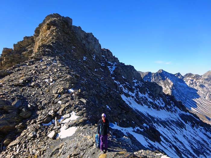 der SW-Gipfel der Rosenspitze, den wir vor zwei Monaten über den dahinterliegenden Grat erreicht haben, ist von hier aus in kurzer, nicht allzu schwieriger Kletterei erreichbar der SW-Gipfel der Rosenspitze, den wir vor zwei Monaten über den dahinterliegenden Grat erreicht haben, ist von hier aus in kurzer, nicht allzu schwieriger Kletterei erreichbar