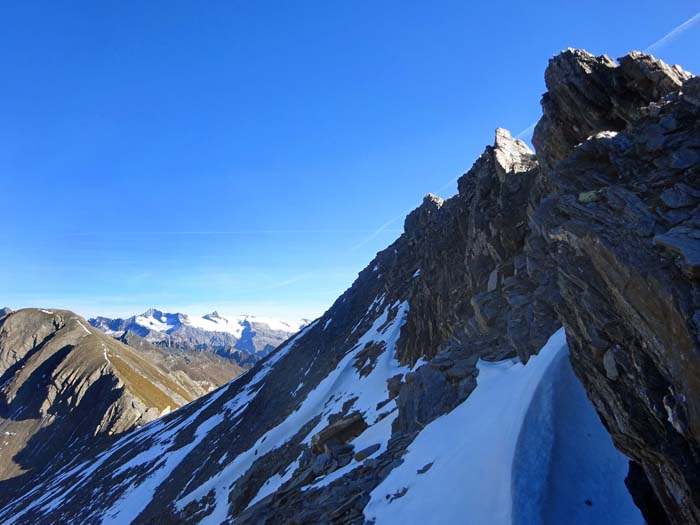 in weiterer Folge bieten sich die schmalen Schieferbänder knapp unterhalb der Gratschneide an; die hart gefrorenen Schneereste der Nordseite machen uns allerdings ohne Steigeisen zu schaffen - doch keine „Familientour“ (Zlöbl) in weiterer Folge bieten sich die schmalen Schieferbänder knapp unterhalb der Gratschneide an; die hart gefrorenen Schneereste der Nordseite machen uns allerdings ohne Steigeisen zu schaffen - doch keine „Familientour“ (Zlöbl)